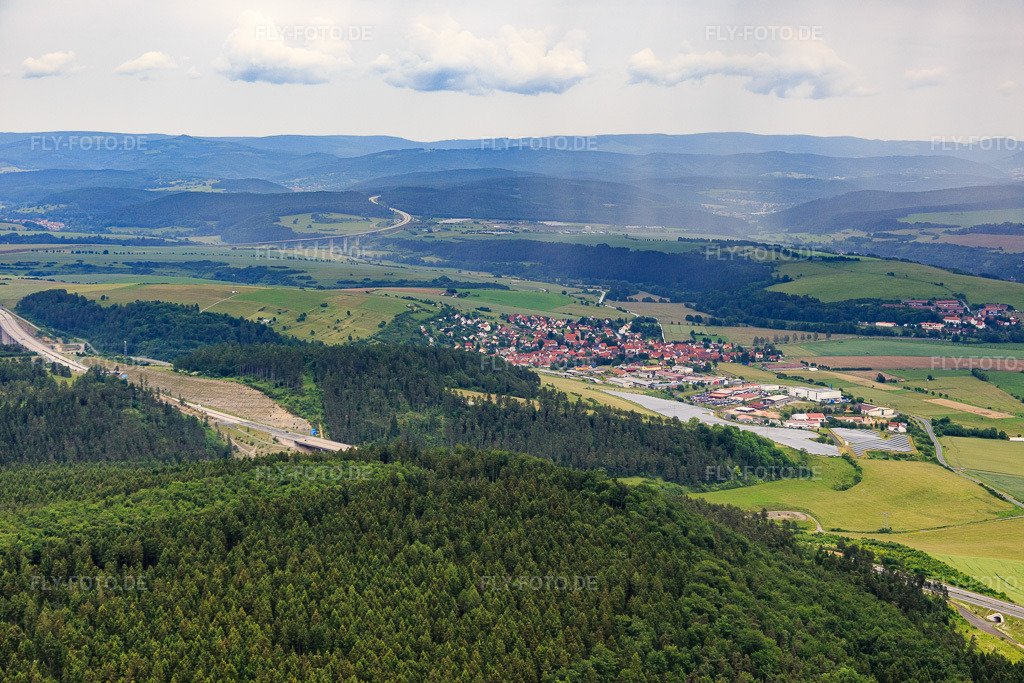 Luftbild: Ortsansicht aus Südwesten mit A71 in Rohr im Bundesland Thüringen in Deutschland. Foto: IMG_089917.jpg vom 11.06.2016 durch Werner Riehm/FLY-FOTO.de