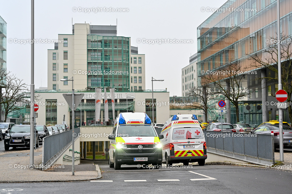 Med Campus III_ Kepler Universitaetsklinikum Linz_ 04.01.2023-12 | 04.01.2021, Linz, AUT, Med Campus III, im Bild Kepler Universitaetsklinikum Linz, Medcampus III, Rettungsfahrzeug