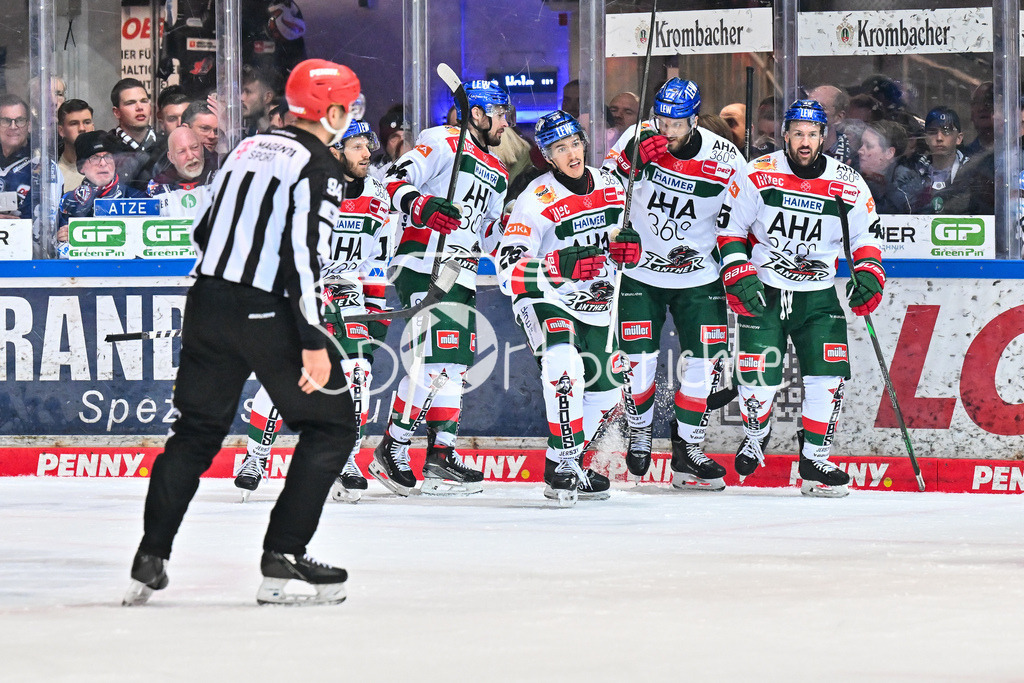 Iserlohn Roosters - Augsburger Panther | Jubel der Panther nach dem Treffer zum 1-3 durch Christian HANKE (Augsburger Panther #25) / Tor / Torschuetze / Freude / Happy / DEL: Iserlohn Roosters - Augsburger Panther, Eissporthalle Iserlohn am 07.03.2025