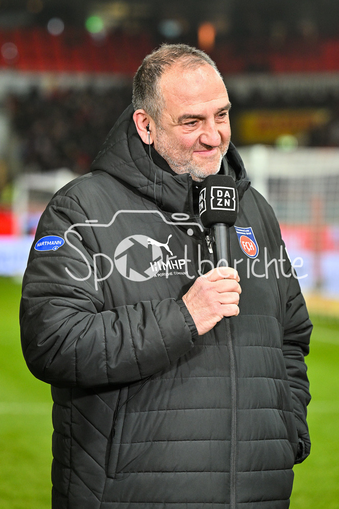 1. FC Heidenheim - FC Bayern München | HEIDENHEIM, GERMANY - 21. DECEMBER: im Bild Frank SCHMIDT Trainer 1. FC Heidenheim vor dem Bundesligamatch zwischen dem 1. FC Heidenheim und dem FC Bayern München am 15. Spieltag in der Voith-Arena / DFL REGULATIONS PROHIBIT ANY USE OF PHOTOGRAPHS AS IMAGE SEQUENCES AND/OR QUASI-VIDEO