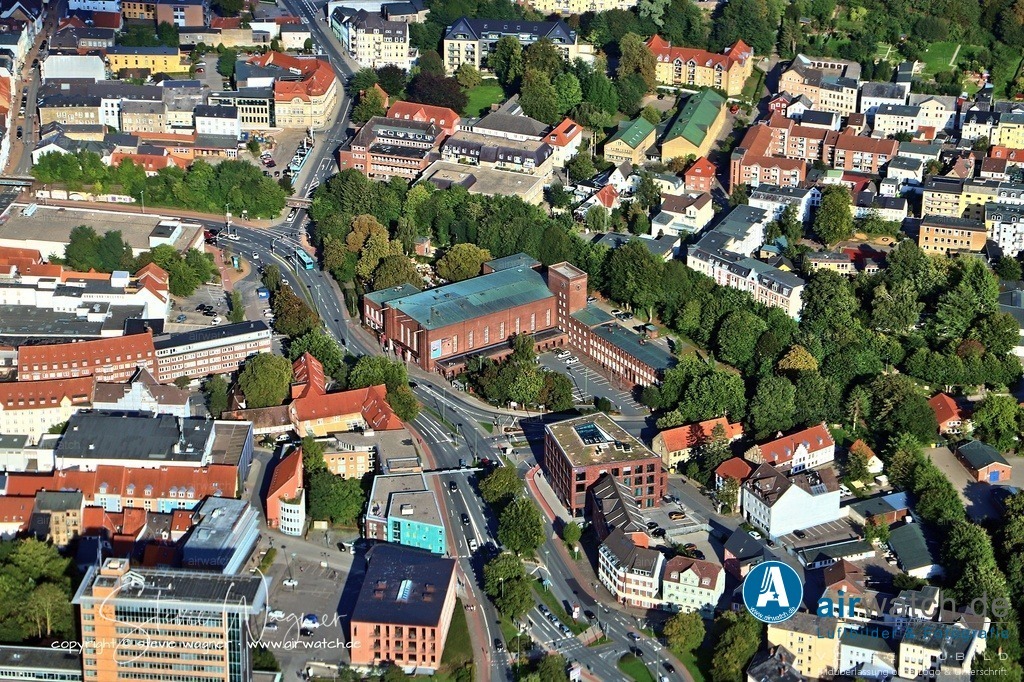 Luftbild Flensburg, Deutsches Haus, Berliner Platz 1, 24937 Flensburg | Das Deutsche Haus (niederdeutsch Düütsche Huus) ist ein historisches Versammlungs- und Veranstaltungshaus im Zentrum von Flensburg, direkt am Berliner Platz gelegen. Es wurde von 1927 bis 1930 im Stil des Backsteinexpressionismus mit Einflüssen der Neuen Sachlichkeit erbaut und von der deutschen Regierung der Stadt geschenkt als Dank für die „deutsche Treue“ bei der Volksabstimmung von 1920.