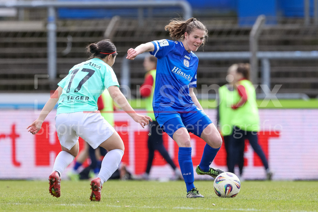 Fussball, 2. Frauen-Bundesliga, SV Meppen - SC Sand | v.li.: Rio Takizawa (SC Sand, 17) und Chantal Schouwstra (SV Meppen, 20) im Zweikampf, Duell, Dynamik, Aktion, Action, Spielszene, DIE DFB-RICHTLINIEN UNTERSAGEN JEGLICHE NUTZUNG VON FOTOS ALS SEQUENZBILDER UND/ODER VIDEOÄHNLICHE FOTOSTRECKEN. DFB REGULATIONS PROHIBIT ANY USE OF PHOTOGRAPHS AS IMAGE SEQUENCES AND/OR QUASI-VIDEO.
