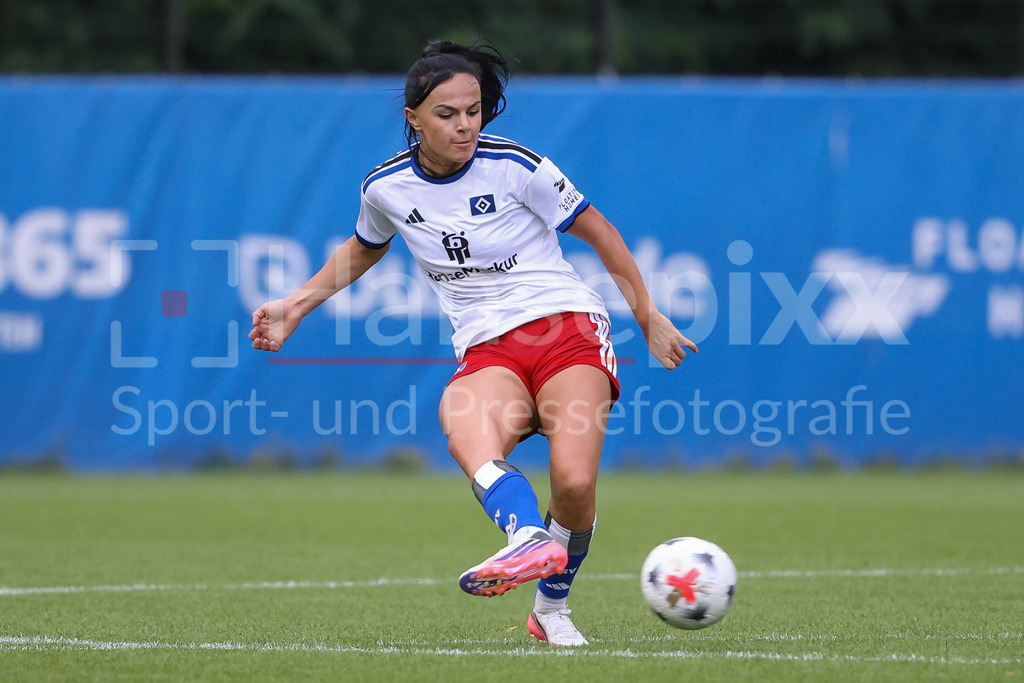Fussball, Testspiel Frauen, Hamburger SV - Holstein Kiel | Nigar Mirzaliyeva (Hamburger SV, HSV, 4) am Ball, Freisteller, Einzelbild, Ganzkörper, Aktion, Action, Spielszene