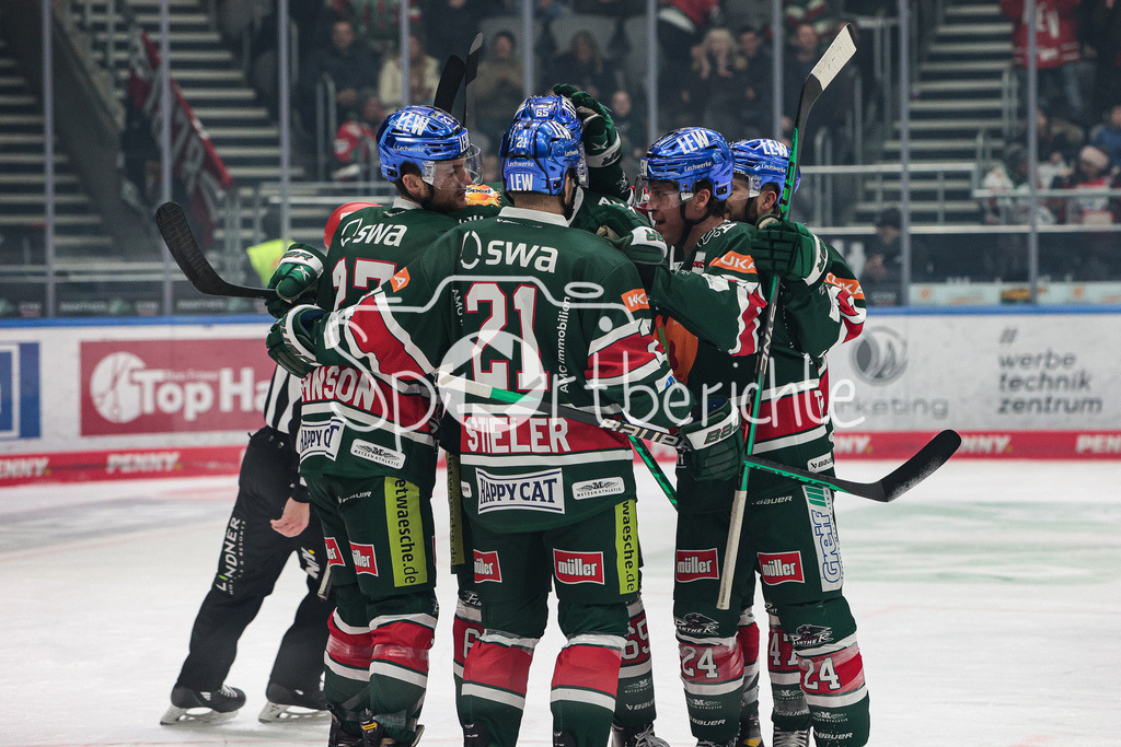 Augsburger Panther - Nuernberg ICE Tigers | Die Hausherren jubeln nach dem Tor zum 1-0 durch Adam JOHNSON (AEV #27)