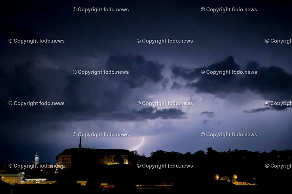 Wetter_ Gewitter_ Blitz_ 15.08.2024-8 | 15.08.2024, Linz, AUT, Wetter, Unwetter, Gewitter, im Bild Blitze, Blitz ueber der Stadt