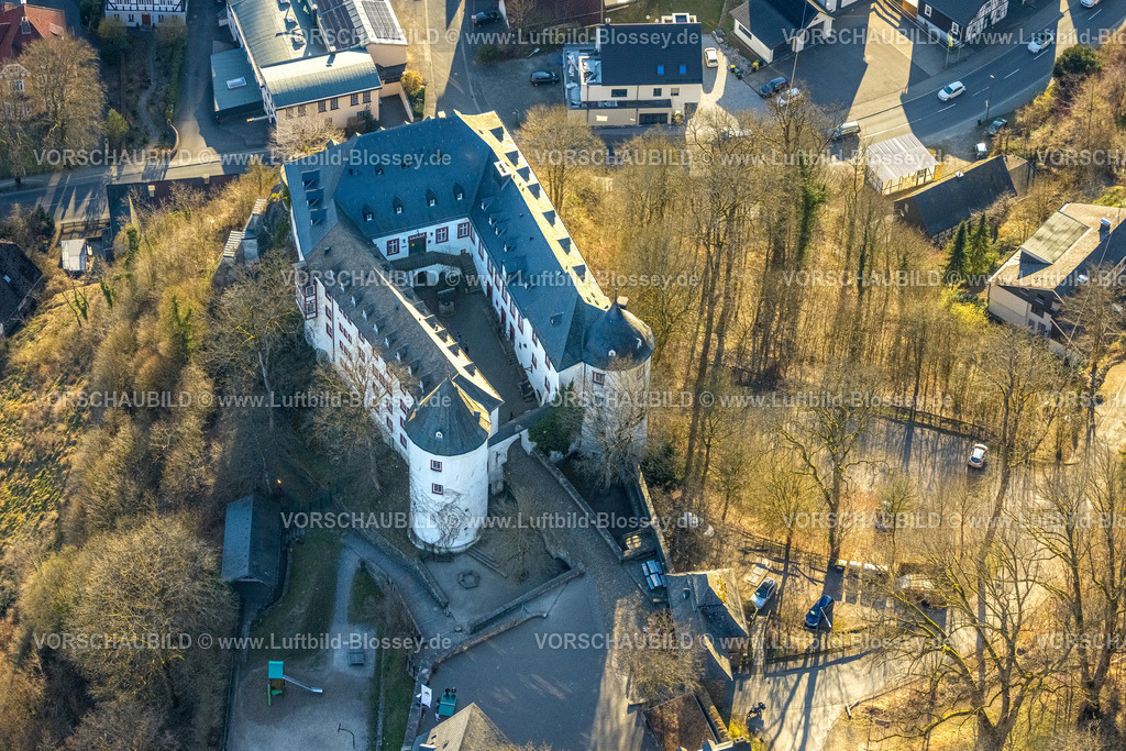 Lennestadt250309764BurgBilstein | Luftbild, Burg Bilstein, Jugendherberge und historische Sehenswürdigkeit, Bilstein, Lennestadt, Sauerland, Nordrhein-Westfalen, Deutschland
