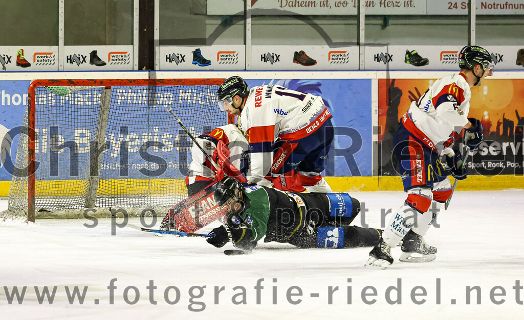 2023-01-13_059_TSV_Erding_gegen_VfE_Ulm-Neu-Ulm | Erding, Deutschland, 13.01.2023:
Eishockey, Bayernliga 2022 / 2023, 27. Spieltag, TSV Erding gegen VfE Ulm/Neu-Ulm, Endergebnis: 6:1

Torwart David Heckenberger (VfE Ulm/Neu-Ulm e. V., #3), Felix Anwander (VfE Ulm/Neu-Ulm e. V., #11), Dominik Wagner (Erding Gladiators, #12)

Foto: Christian Riedel / fotografie-riedel.net