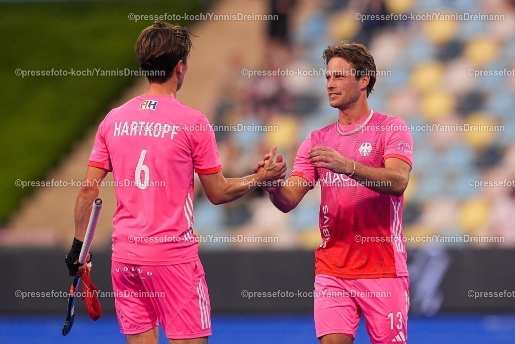 xydrx08082502101 | 08.08.2025, xydrx, Herren EuroHockey Championship 2025, Gruppenphase, Gruppe B, Deutschland - Frankreich, Sparkassenpark Mönchengladbach: Raphael Hartkopf (Deutsche Feldhockey Nationalmannschaft #6) und Paul-Philipp Kaufmann (Deutsche Feldhockey Nationalmannschaft #13) freuen sich, klatschen sich nach dem 3:2 Sieg ab
