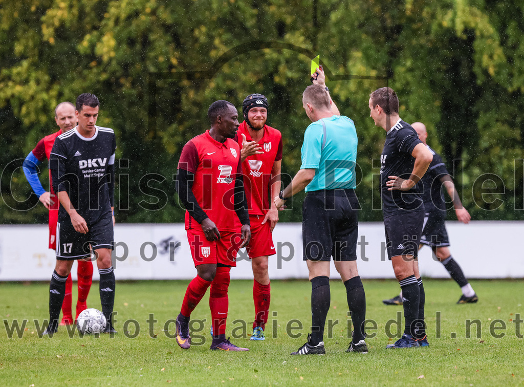 2023-08-27_089_TSV_Steinhoering_gegen_FC_Ebersberg | Steinhöring, Deutschland, 27.08.2023:
Fußball, Kreisklasse 2023 / 2024, 2. Spieltag, TSV Steinhöring gegen FC Ebersberg, Endergebnis: 2:0

Benjamin Lechner (TSV Steinhöring, #17), Abubaker Suna (FC Ebersberg, #8), Marius Ortmann (FC Ebersberg, #3), Schiedsrichter Danny Krüger, 

Foto: Christian Riedel / fotografie-riedel.net