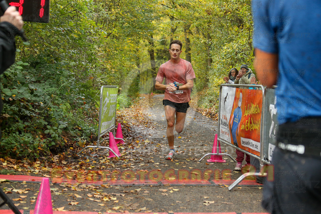 251026_1152_EX1_9752 | Sportfotografie im Rhein-Sieg Kreis, Köln, Bonn, NRW, Rheinland Pfalz, Hessen, etc. Unser Tätigkeitsfeld umfasst den Laufsport vom Volkslauf über den Marathon, Duathlon, Triathon bis zum Ultralauf wie Kölnpfad Ultra oder Schindertrail.
