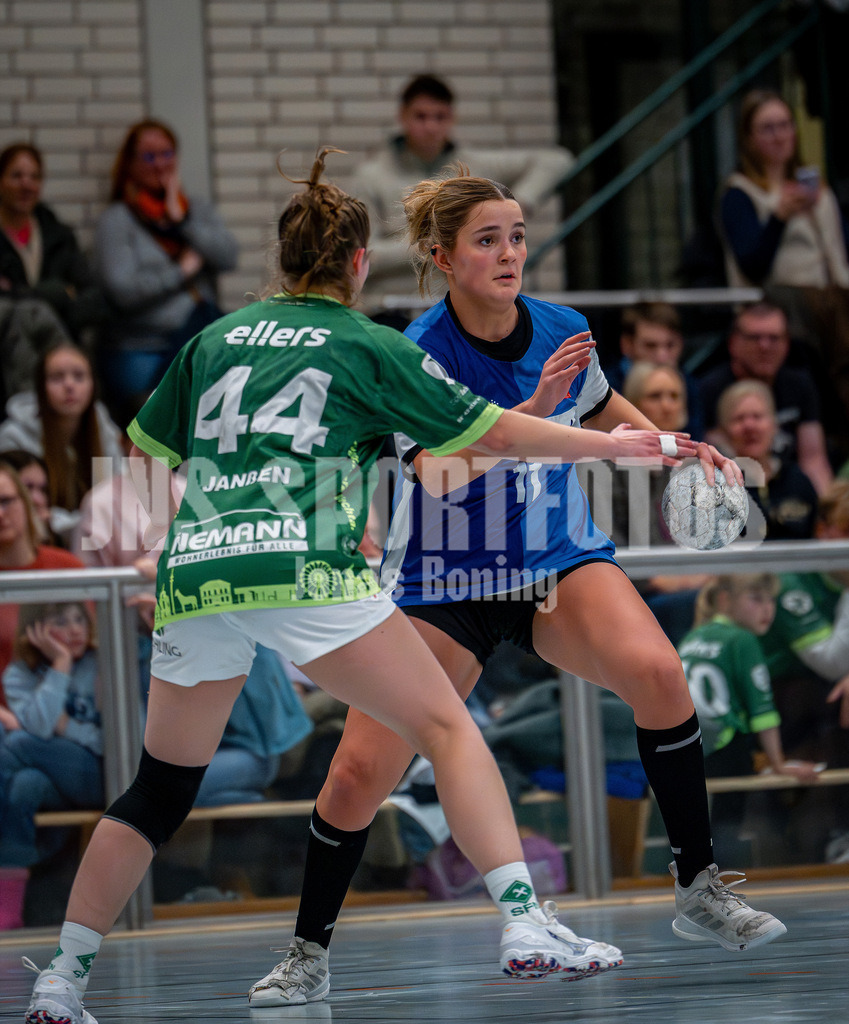 Handball I Frauen I Saison 2025-2026 I 3. Liga Staffel Nord I 10. Spieltag I SC SFN Vechta - HSG Blomberg-Lippe II I 0462 | Maya Janßen (44, SC SFN Vechta) verteidigt Carlotta Bäumer (11, HSG Blomberg-Lippe II) - Realisiert mit Pictrs.com