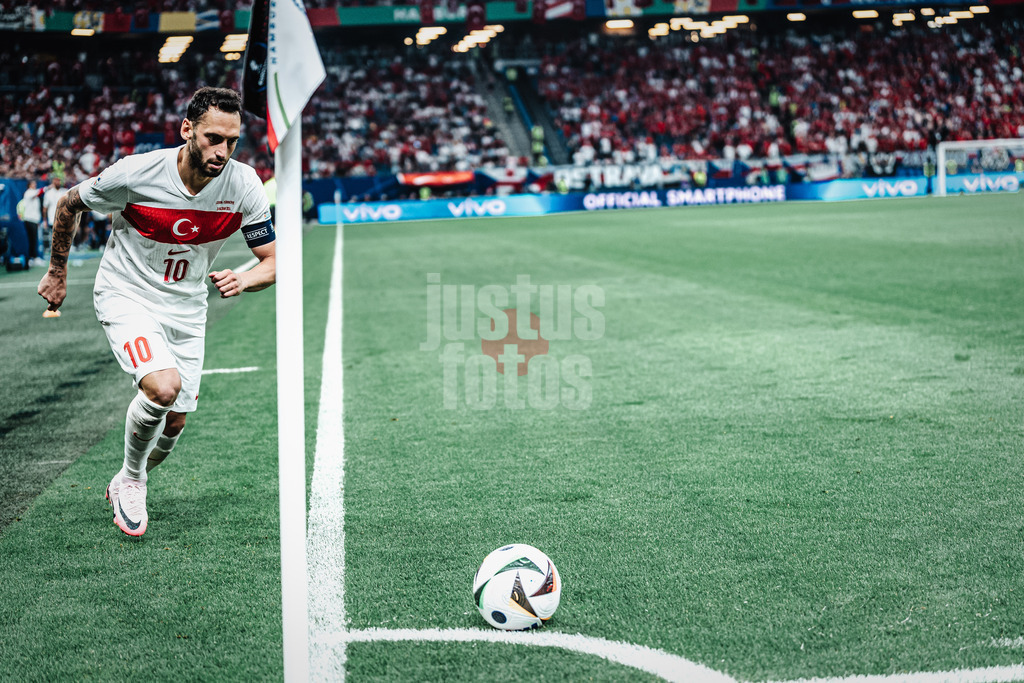 Fußball | Herren | UEFA-Fußball-Europameisterschaft 2024 | Gruppe F | Tschechien vs. Türkei | 26.06.2024 | Hakan Calhanoglu (#10, Türkei) beim Eckball