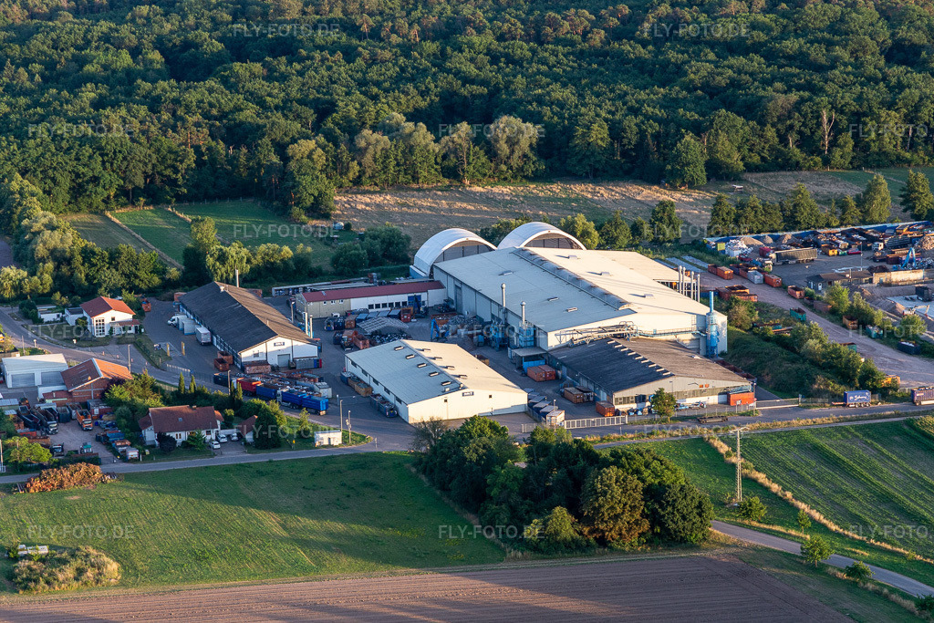 Luftbild: ALBA Electronics Recycling GmbH Niederlassung Lustadt im Ortsteil Niederlustadt in Lustadt im Bundesland Rheinland-Pfalz in Deutschland.Foto: IMG_133574.jpg vom 12.07.2022 durch Werner Riehm/FLY-FOTO.deAuflösung des Originals: 5214 x 3476 pxE-Schrott effizient entsorgen und verwerten