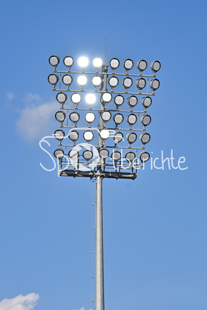 FC Barcelona U19 - FC Bayern München U19 | Das Flutlicht im Stadion ist an / UEFA Youth League: FC Barcelona U19 - FC Bayern München U19, Estadi Johan Cruyff am am 23.10.2024 / Symbolbild