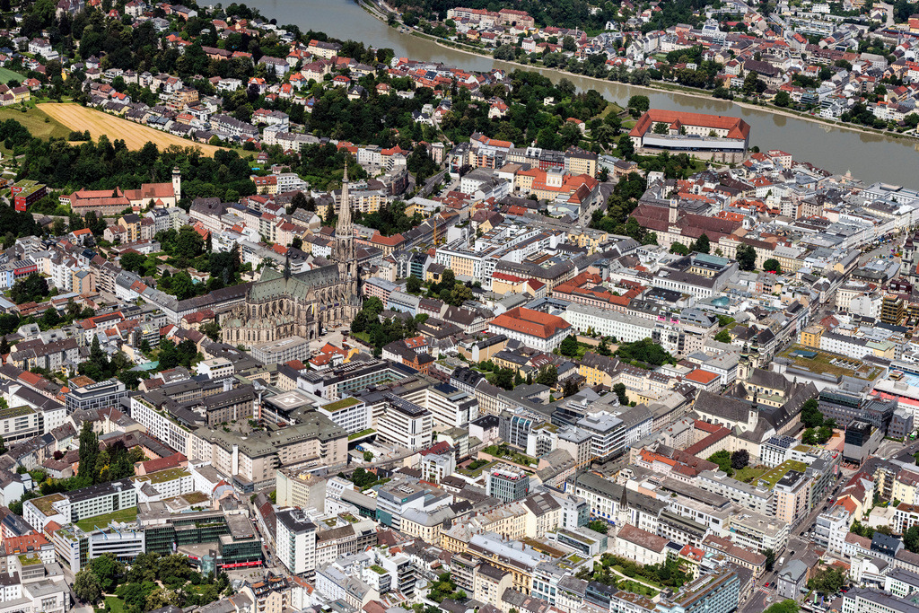dr__0092212.jpg | LINZ 14.06.2022 Kirchengebäude des Domes " Linzer Mariendom " in der Altstadt im Ortsteil Innenstadt in Linz in Oberösterreich, Österreich. 