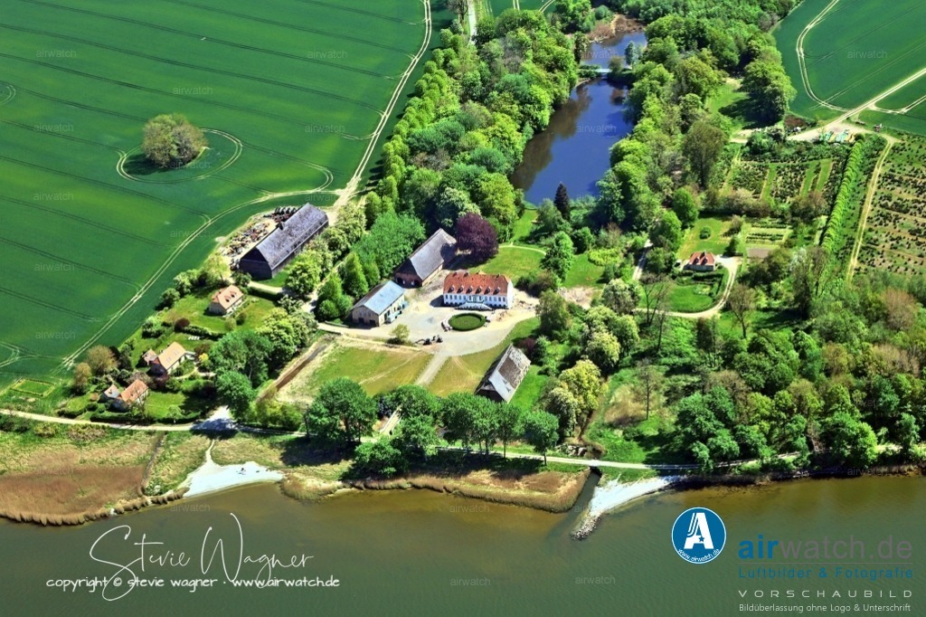 Luftbild Ostseefjord Schlei, Gemeinde Thumby, Gut Bienebek | Der Vorbesitzer war der Hamburger Kaufmann Gustav Anton Schäffer, der ab 1839 für seine Gutsarbeiter neue Häuser bauen ließ, die heute noch die Initialen GAS tragen. Diese Häuser gehören noch heute zum Herzoglichen Glücksburgischen Güterfideikommiß.