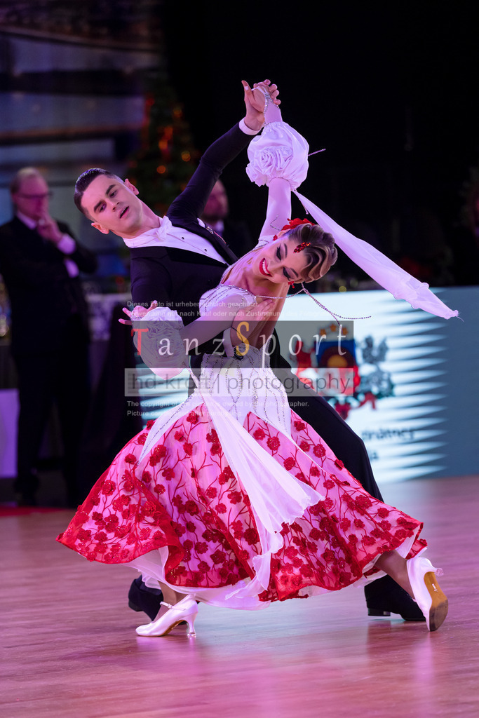 20241215_WDSF_Int_Open_Std-Riga-9792 | Tanzsportbilder, Standardtanz, Lateintanz, WDSF, DTV, LTVB, dancecomp, goc, hessen tanzt, blaues band der spree, walzer, tango, wiener walzer, slowfox, quickstepp, samba, rumba, cha-cha-cha, paso doble. jive, hd-kroft photography, turniertanzsport