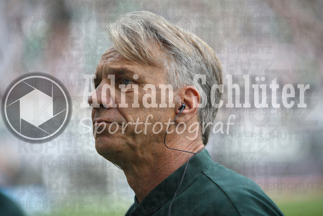 Borussia Mönchengladbach vs SV Werder Bremen - Bundesliga  | Mönchengladbach, Deutschland, 14.09.25:   Trainer Horst Steffen (SV Werder Bremen) schaut waehrend des Spiels der Bundesliga zwischen Borussia Mönchengladbach vs SV Werder Bremen im Stadion im Borussia Park(Foto von Brauer-Fotoagentur / Adrian Schlueter)