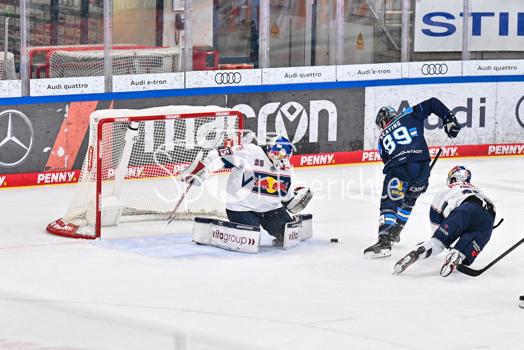 ERC Ingolstadt - EHC RB München | INGOLSTADT, GERMANY - 27. MAERZ: in dieser Szene scheitert Austen KEATING (ERC Ingolstadt 89) mit seinem alleingang an Simon WOLF (RB München 25) während dem Match zwischen dem ERC Ingolstadt und dem EHC RB München bei Spiel 2 des DEL Playoff Viertelfinales in der Saturn Arena