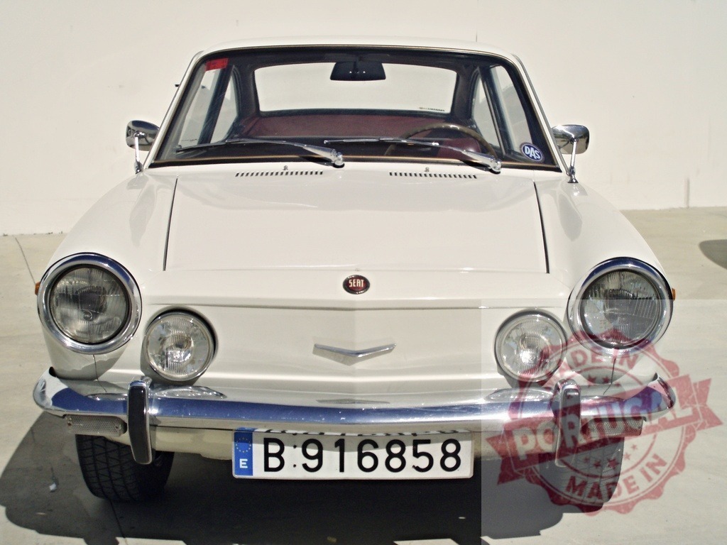 White Seat 850 Sport Coupé parking in a sunny day | Classic white Seat 850 Sport Coupé from the late 60's or early 70's, parked, showing its front - Realisiert mit Pictrs.com