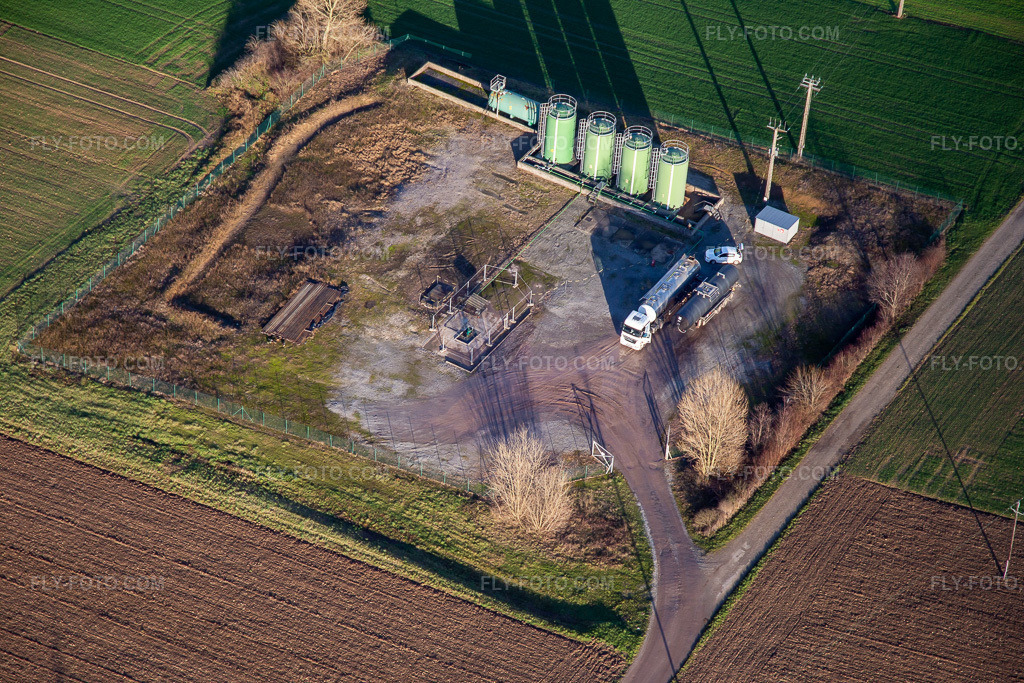 Aerial view: Emptying the oil tanks in Niederlauterbach in the state Bas-Rhin, France. – Photo: IMG_135713.jpg taken on 01/03/2023 by Werner Riehm/FLY-FOTO.com – Resolution of the original: 5472 x 3648 px
