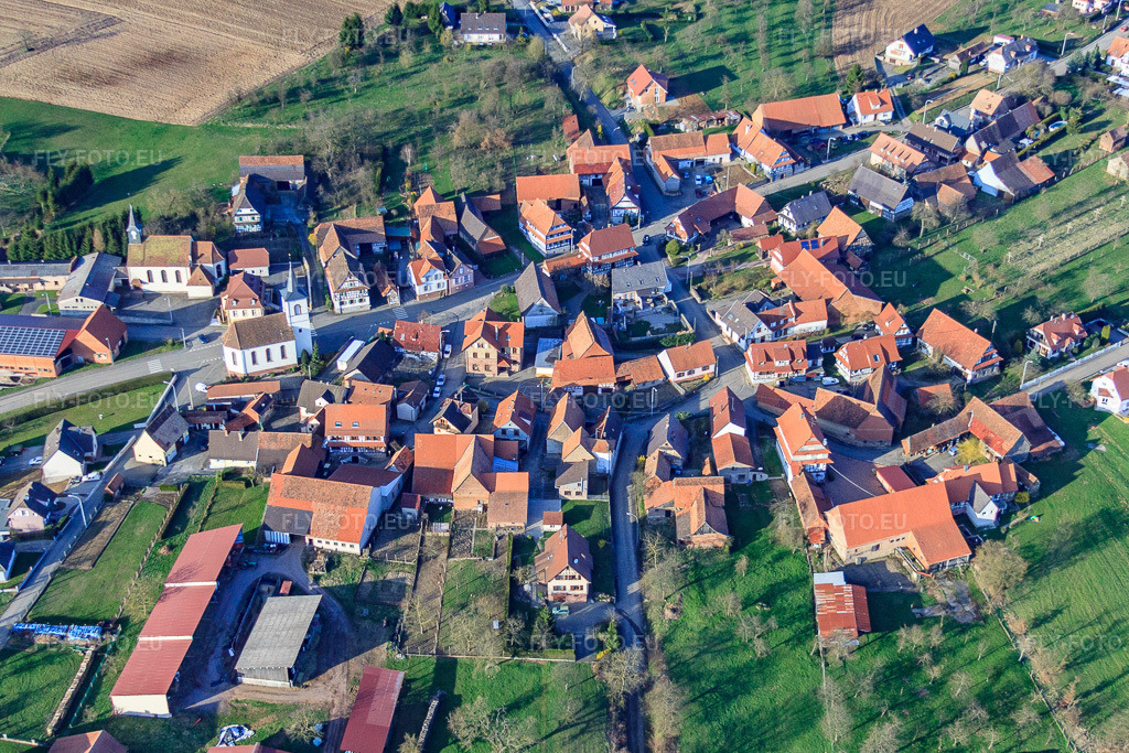 Vue aérienne: Village avec l'église catholique Saint-Georges et l'église protestante du Sud à Keffenach dans le département Bas Rhin, France – .Photo: IMG_38760.jpg prise le 20/03/2011 par Werner Riehm/FLY-FOTO.eu – Résolution de l'original: 4395 x 2930 px