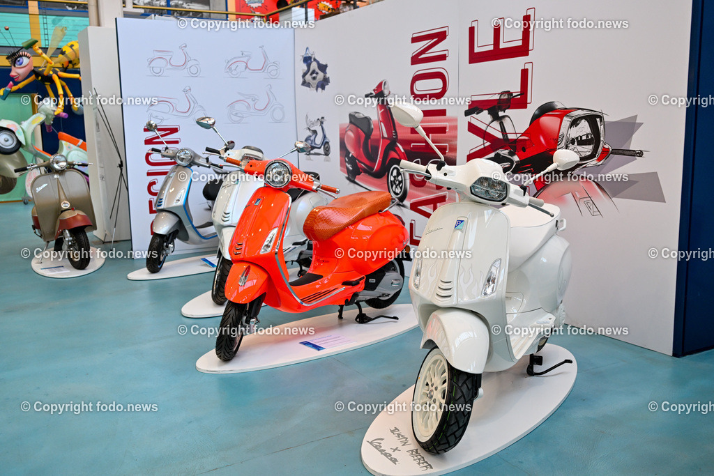 Italien_ Toskana_ Provinz Pisa_ Pontedera_ Vespa_ 29.05.2024-19 | 29.05.2024, Italien, ITA, Toskana, Pontedera im Bild Piaggio, Vespa, Museum

Piaggio ist ein italienischer Fahrzeughersteller mit Sitz in Pontedera. Das Unternehmen produziert verschiedene Mofas und Motorroller, unter anderem die Vespa, das Lastendreirad Ape sowie den Kleintransporter Porter. Zum Konzern gehören auch die Motorradmarken Aprilia, Derbi, Gilera, Laverda und Moto Guzzi. 
Quelle: Wikipedia