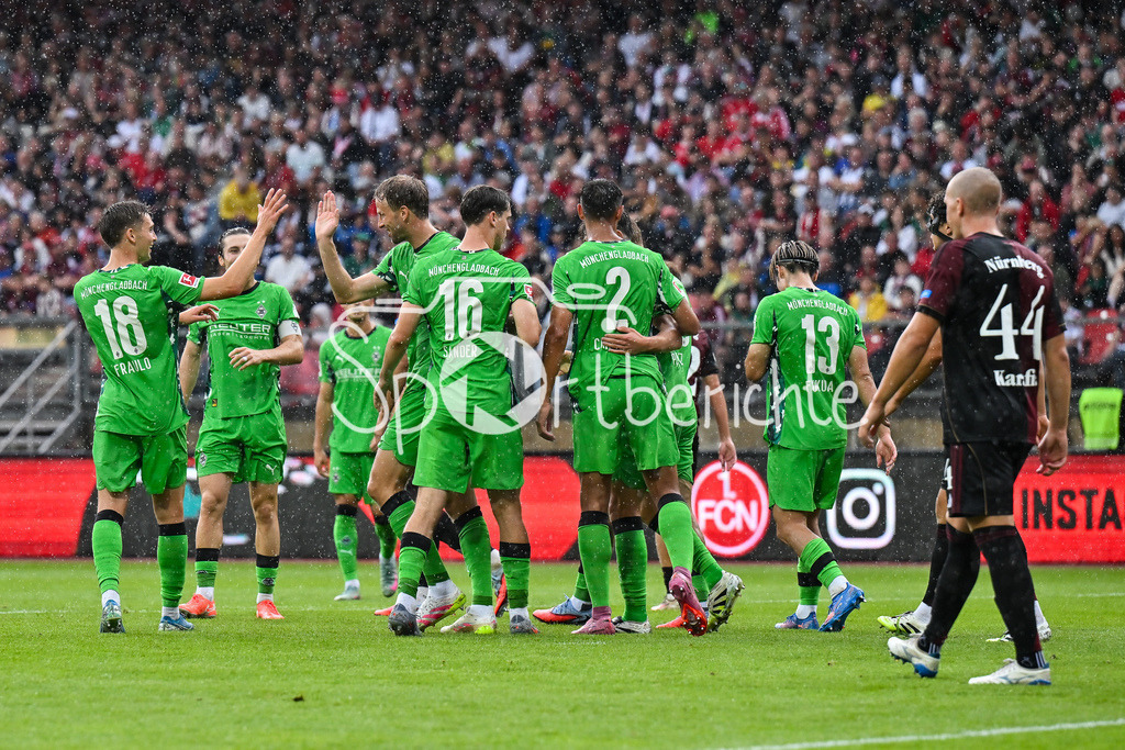 1. FC Nürnberg - Borussia Mönchengladbach | Jubel der Gladbacher nach dem Treffer zum 0-2 durch Marvin FRIEDRICH (Borussia Moenchengladbach 5) / Tor / Torschuetze / Freude / Happy / Testspiel: 1. FC Nuernberg - Borussia Mönchengladbach, Max-Morlock Stadion am 26.07.2025 / DFL REGULATIONS PROHIBIT ANY USE OF PHOTOGRAPHS AS IMAGE SEQUENCES AND/OR QUASI-VIDEO