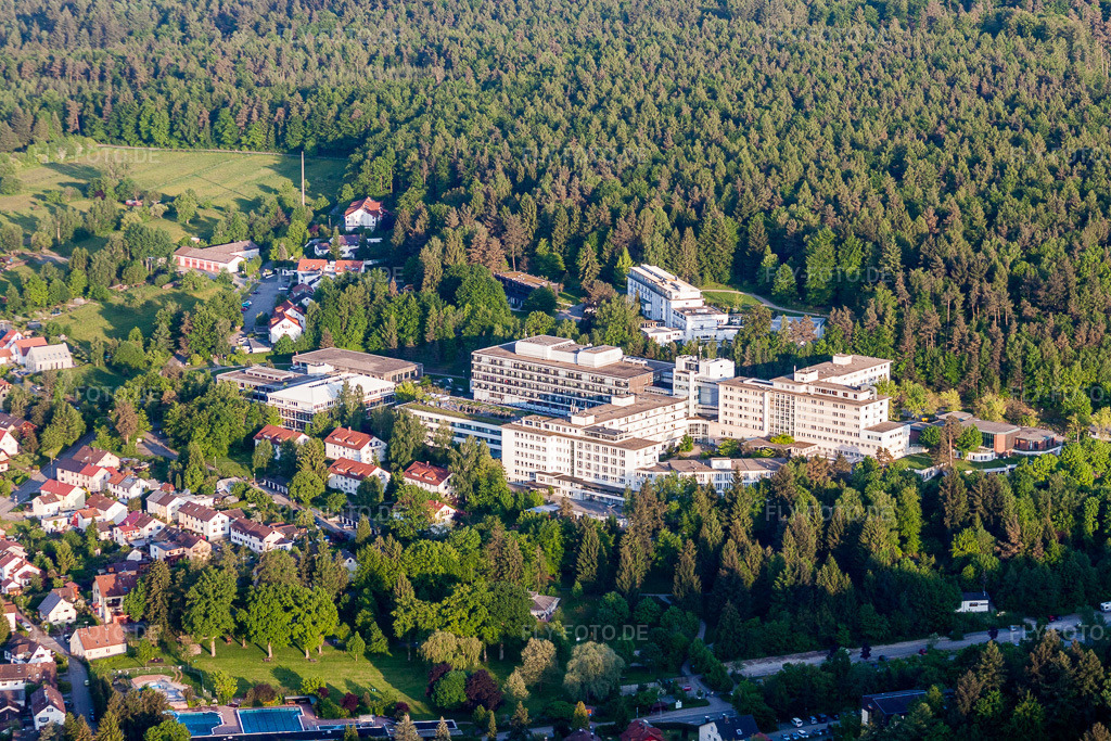 Luftbild: Klinikgelände des Rehabilitationszentrums der Rehaklinik BBRZ Karlsbad im Ortsteil Langensteinbach in Karlsbad im Bundesland Baden-Württemberg in Deutschland. Foto: IMG_27590.jpg vom 23.05.2010 durch Werner Riehm/FLY-FOTO.de