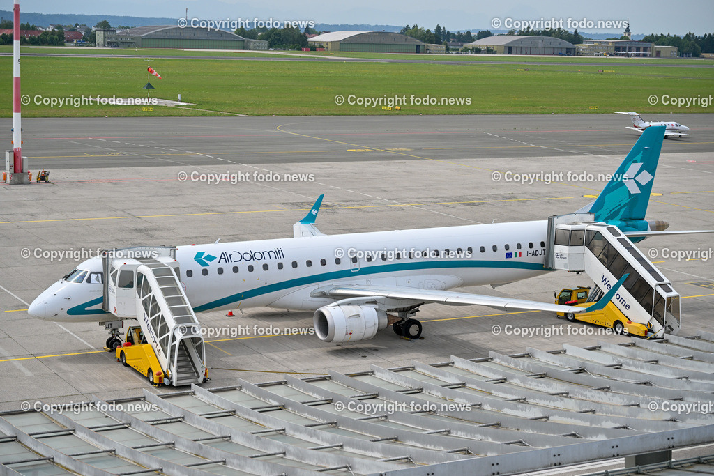 Flughafen Linz_ Linz Airport_ Linz-Hoersching_ 24.07.2023-18 | 24.07.2022, Linz Hoersching, AUT, Flughafen Linz, Linz Airport, im Bild Rollfeld, Vorfeld, Flugzeug, AirDolomiti