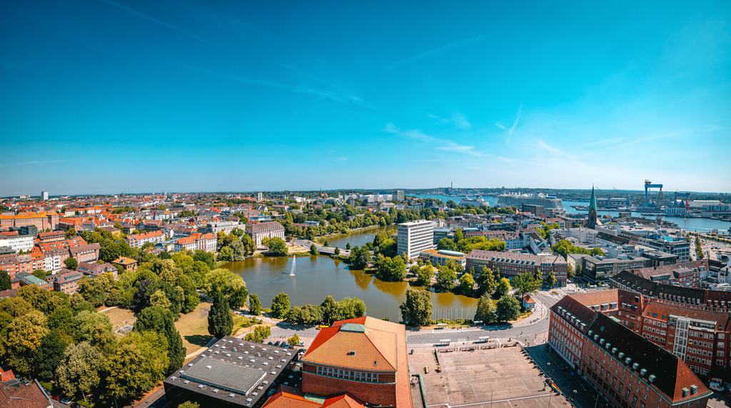 Panoramablick über die Stadt Kiel, Kieler Innenstadt und kleiner Kiel | Das Bild zeigt einen Blick über den Kleiner Kiel und die Kieler Innenstadt, aufgenommen vom Rathausturm in Kiel.Ort: Kiel, Schleswig-Holstein.Gewässer: Kleiner Kiel mit der bekannten FontäneHintergrund: Kieler Förde und Hafenbereich - Realisiert mit Pictrs.com