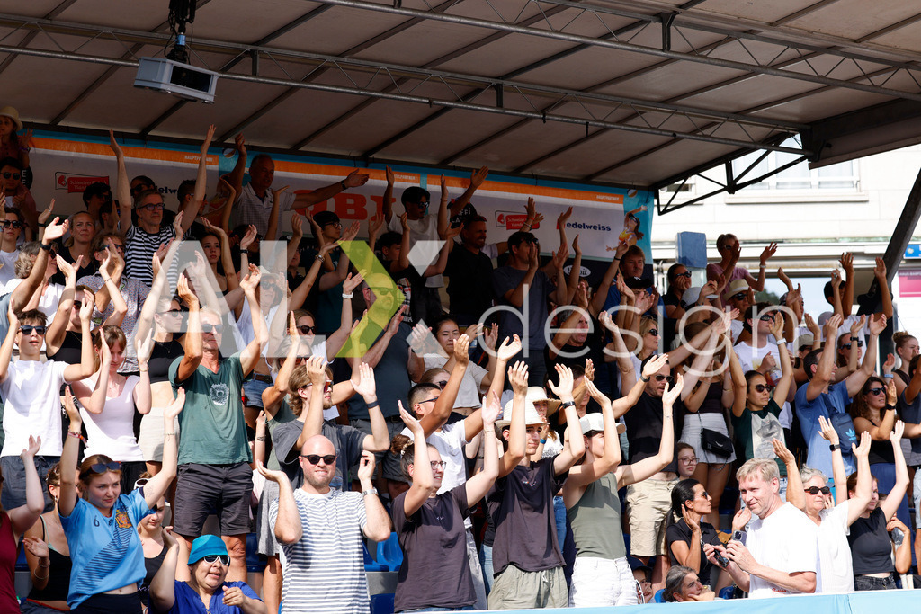 Obi BeachTour 2026 - Basel | BASEL, SWITZERLAND - JULY 19: Fans during the Obi BeachTour 2026 match between DILLIER / FLÜCKIGER (SUI) and BREER / KÄLIN (SUI) at Barfüsserplatz on July 19, 2026 in Basel, Switzerland. - Realisiert mit Pictrs.com