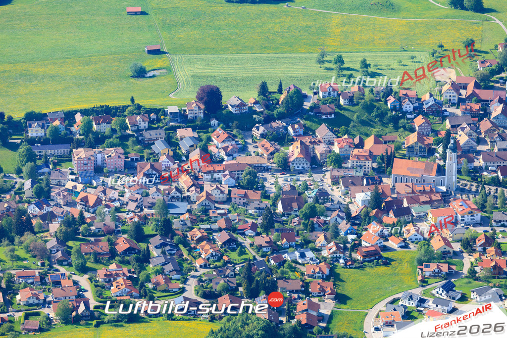 Die Luftaufnahme der Stadt Scheidegg wurde vom UL-Flugzeug heraus erstellt ( keine Drohne )- hohe Auflösung für beste Qualität