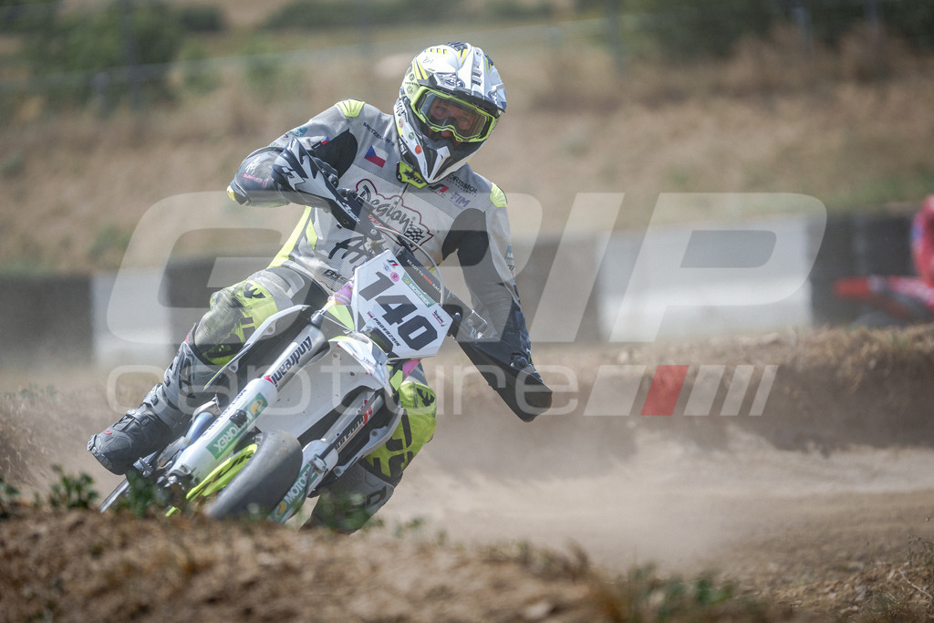 SuperMoto_Staatsmeisterschaft_Fuglau-746 | GRIPcapture steht für authentische Sportfotografie in Österreich – für Momente, die mehr sind als Geschwindigkeit oder Ergebnis. Es geht um Emotion, Spannung, Fokus und den Augenblick, der oft nur einen Wimpernschlag dauert.Ob Motorsport, Teamsport oder 