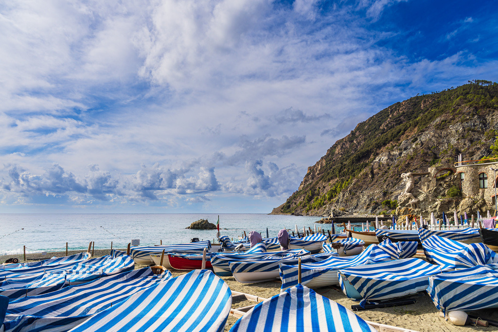 Boote am Strand von Monterosso al Mare an der Mittelmeerküste in Italien | Boote am Strand von Monterosso al Mare an der Mittelmeerküste in Italien.