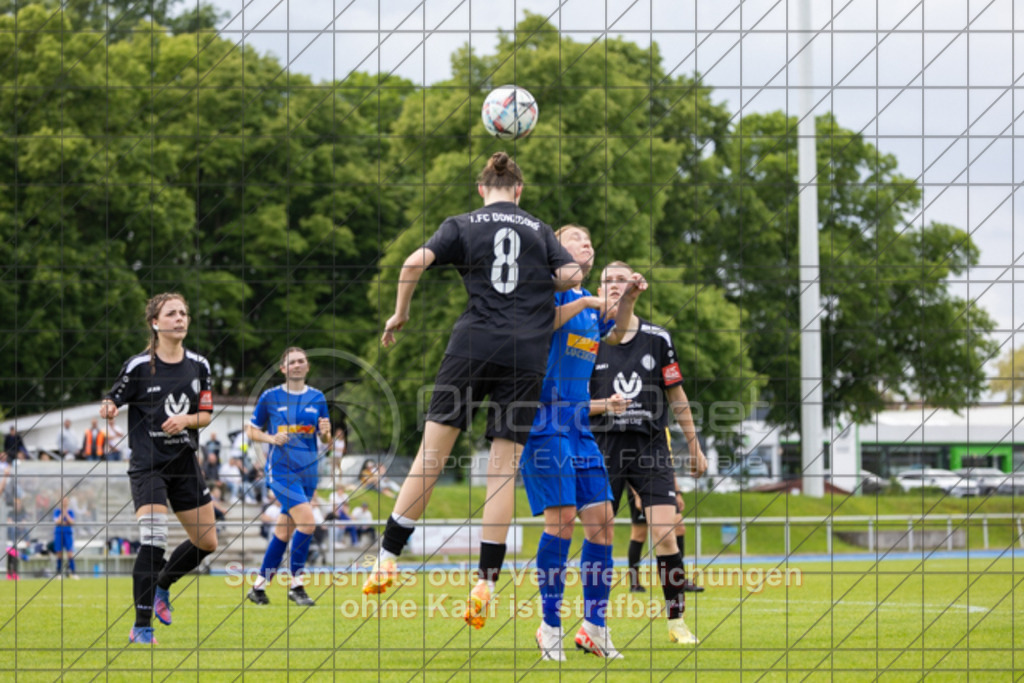 20250529_141353_0932 | #,  SGM Wendlingen-Ötlingen II (blau) vs. 1.FC Donzdorf II (schwarz), Fussball, Frauen-Bezirkspokal Finale Saison 2024/2025, Rasenplatz VfL Stadion Kirchheim, Jesinger Straße 105, 73230 Kirchheim, 29.05.2025 - 13:00 Uhr,Foto: PhotoPeet-Sportfotografie/Peter Harich