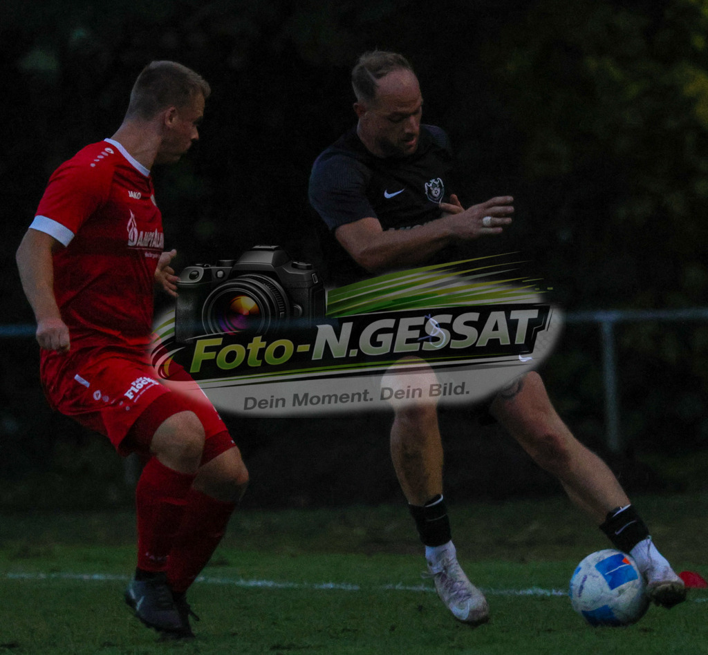 Bünder SV - BV Stift Quernhei | Auf dem Bild zu sehen: rot Bünder SV: Robin Luca Wolf ; schwarz BV Stift Quernheim: Francis-Bela Schöneberg Bünder SV, BV Stift Quernheim, Saison 26/27, Kreispokal, Achtelfinale - Realisiert mit Pictrs.com