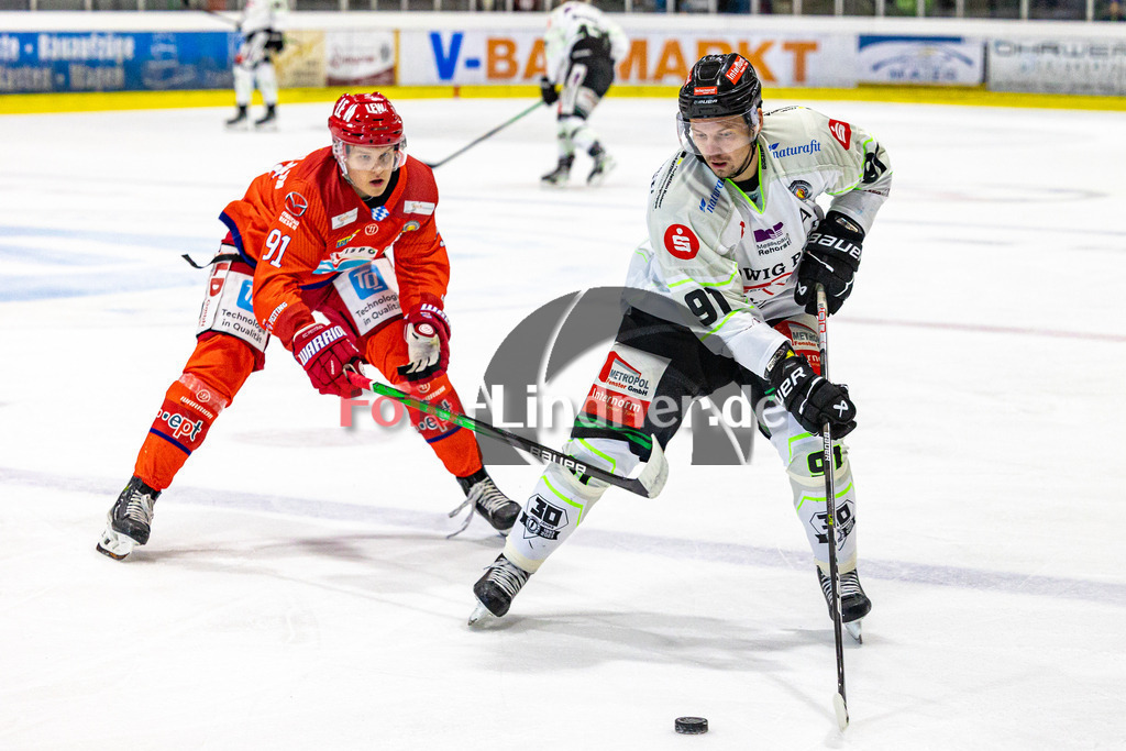 EC Peiting vs Höchstadter EC Alligators | Eishockey Oberliga Süd 2023/2024, EC Peiting vs Höchstadter EC Alligators
Duell zwischen Dimitri LITESOV (HEC 91) und Marco NIEWOLLIK (ECP 91),
2023-10-01 in Peiting (Eisstadion)
91 Dimitri LITESOV (HEC 91), 91 Marco NIEWOLLIK (ECP 91)
Copyright: FotoLindner