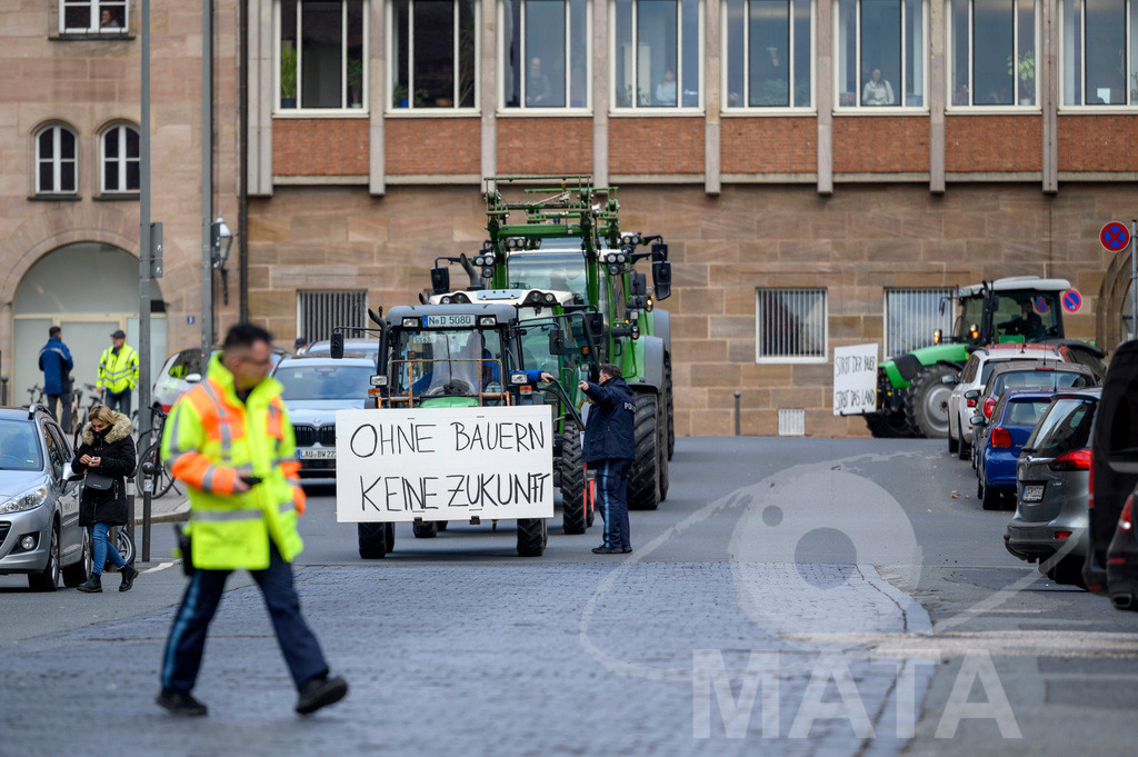 _DWA4186 | Bauerndemo gegen Agrarpolitik der Bundesregierung  auf dem Straße Obstmarkt und Hauptmarkt . Nürnberg, 08.01.2024 - Realisiert mit Pictrs.com