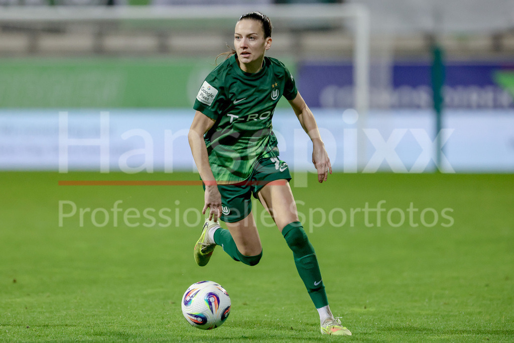 Fussball, Google Pixel Frauen-Bundesliga, VfL Wolfsburg - Hamburger SV | Joelle Wedemeyer (VfL Wolfsburg, 24) am Ball, Freisteller, Einzelbild, Ganzkörper, Aktion, Action, Spielszene, DIE DFB-RICHTLINIEN UNTERSAGEN JEGLICHE NUTZUNG VON FOTOS ALS SEQUENZBILDER UND/ODER VIDEOÄHNLICHE FOTOSTRECKEN. DFB REGULATIONS PROHIBIT ANY USE OF PHOTOGRAPHS AS IMAGE SEQUENCES AND/OR QUASI-VIDEO.