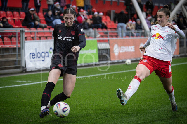 Frauen Fußball-Bundesliga; Bayer 04 Leverkusen - RB Leipzig, 06.12.2025 | Caroline Kehrer (Bayer 04 Leverkusen, 9), Julia Magerl (RB Leipzig, 5); Bayer 04 Leverkusen - RB Leipzig an Spieltag 12 der Google Pixel Frauen-Bundesliga am 06.12.2025 im Ulrich-Haberland-Stadion in Leverkusen (Nordrhein-Westfalen). DFL REGULATIONS PROHIBIT ANY USE OF PHOTOGRAPHS AS IMAGE SEQUENCES AND/OR QUASI-VIDEO.