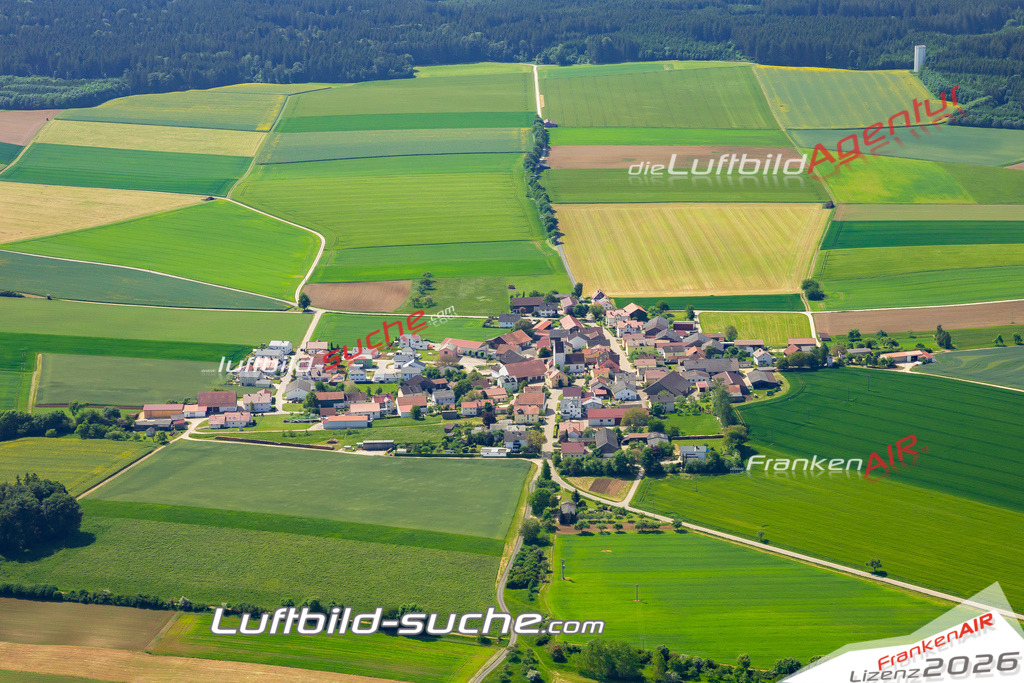 Das Luftbild zeigt Hirnstetten Kipfenberg - Die Luftaufnahme wurde 2023 vom UL-Flugzeug aus erstellt ( keine Drohne ) - Hochauflösende Luftaufnahme - Für grossformatige Ausdrucke geeignet. Die Geschenkidee !Mit Lizenz und Bildrechte bestellbar