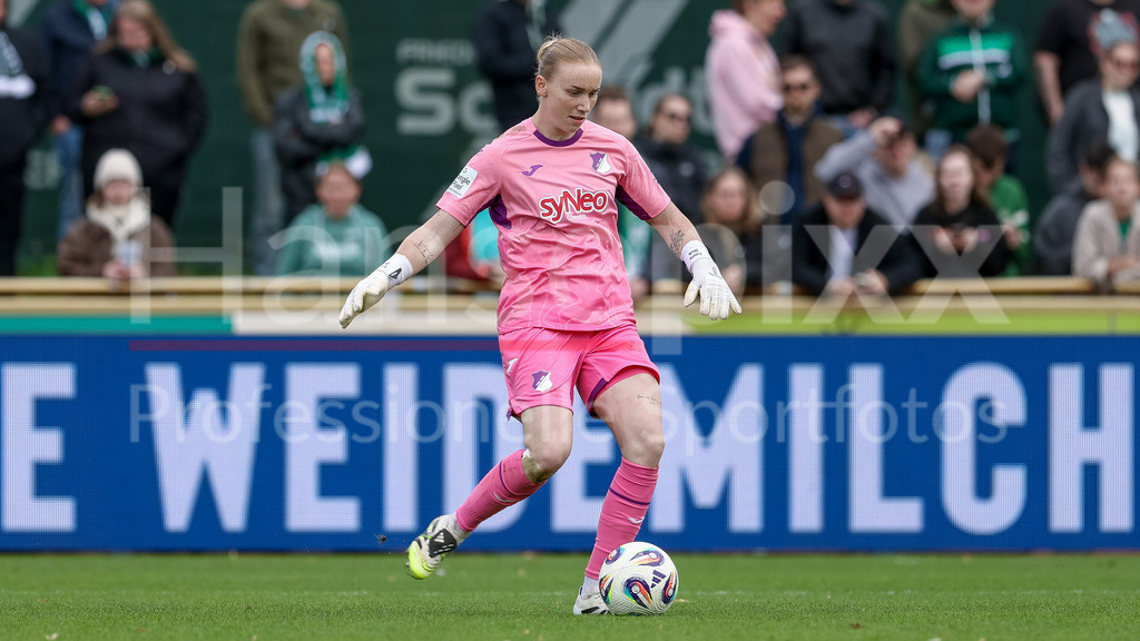 Fussball, Google Pixel Frauen-Bundesliga, SV Werder Bremen - TSG 1899 Hoffenheim | Laura Dick (Torhüterin, TSG 1899 Hoffenheim, 1) am Ball, Freisteller, Einzelbild, Ganzkörper, Aktion, Action, Spielszene, DIE DFB-RICHTLINIEN UNTERSAGEN JEGLICHE NUTZUNG VON FOTOS ALS SEQUENZBILDER UND/ODER VIDEOÄHNLICHE FOTOSTRECKEN. DFB REGULATIONS PROHIBIT ANY USE OF PHOTOGRAPHS AS IMAGE SEQUENCES AND/OR QUASI-VIDEO.