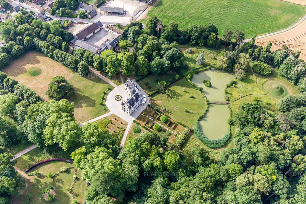 Luftbild: Schloßpark von Schloß Saint-Cyr-du-Gault in Saint-Cyr-du-Gault im Bundesland Loir-et-Cher in Frankreich. Foto: IMG_101180.jpg vom 24.06.2017 durch Werner Riehm/FLY-FOTO.de