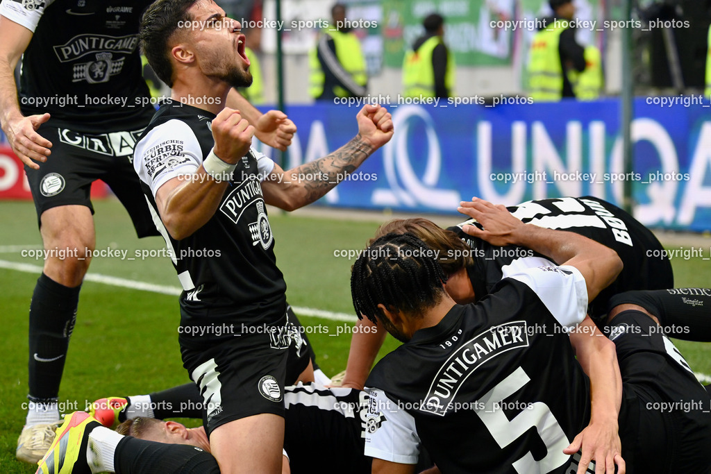 SK Puntigamer Sturm vs. SK Rapid Wien Siegerehrung, Impressionen | Jubel SK Sturm, #22 Jusuf Gazibegovic SK Sturm, #5 Gregory Wüthrich SK Sturm, #19 Tomi Horvat SK Sturm, SK Puntigamer Sturm vs. SK Rapid Wien Siegerehrung, Impressionen, SK Puntigamer Sturm vs. SK Rapid Wien Siegerehrung, Impressionen am 01.05.2024 in Klagenfurt (Wörthersee Stadion ), Austria, (Photo by Bernd Stefan)