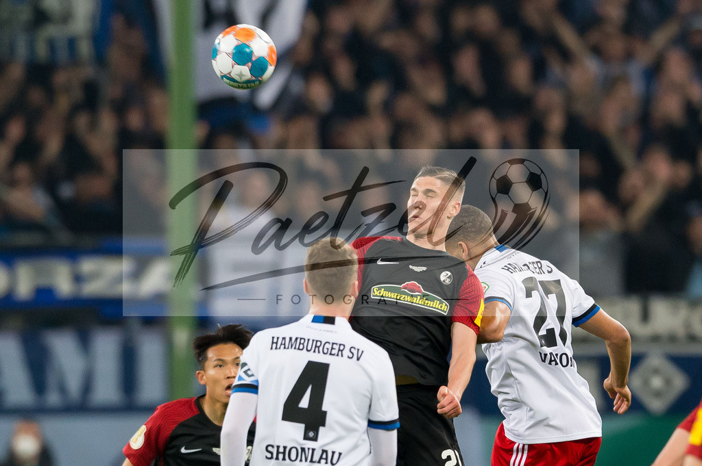 HSVSCF20220419_313 | Fussball, Herren: Roland Sallai (SC Freiburg) und Josha Vagnoman (Hamburger SV) im Zweikampf beim DFB-Pokal-Halbfinalspiel zwischen Hamburger SV und SC Freiburg im Volksparkstadion am 19.04.2022 in Hamburg, Deutschland.DFB / DFL REGULATIONS PROHIBIT ANY USE OF PHOTOGRAPHS AS IMAGE SEQUENCES AND/OR QUASI-VIDEO. - Realisiert mit Pictrs.com