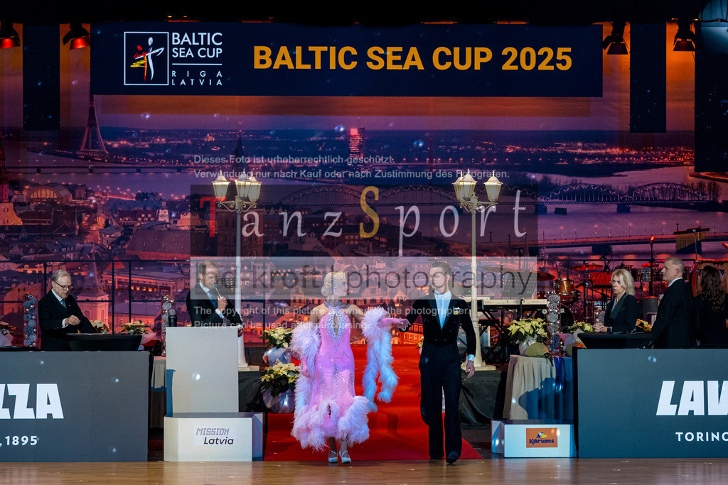 20251212_WDSF_World_Ch_Cup_RS-Std_1435-2 | Tanzsportbilder, Standardtanz, Lateintanz, WDSF, DTV, LTVB, dancecomp, goc, hessen tanzt, blaues band der spree, walzer, tango, wiener walzer, slowfox, quickstepp, samba, rumba, cha-cha-cha, paso doble. jive, hd-kroft photography, turniertanzsport