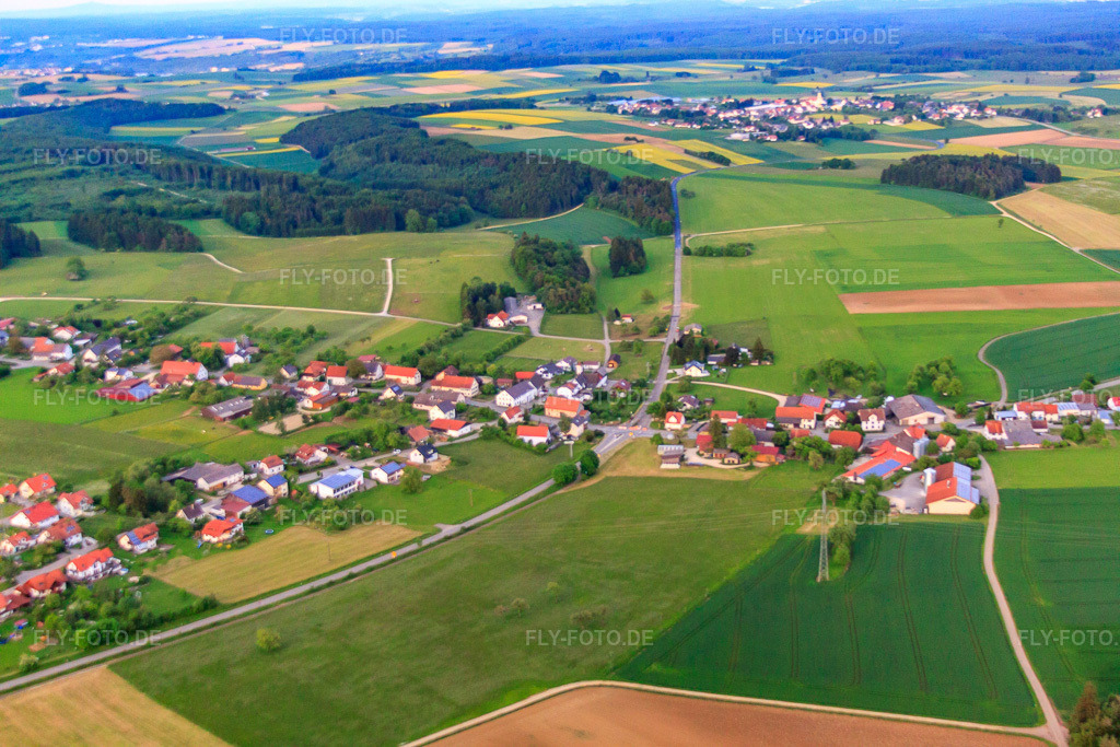 Luftbild: Ortsansicht von Westen im Ortsteil Langenhart in Meßkirch im Bundesland Baden-Württemberg in Deutschland. Foto: IMG_57719.jpg vom 08.06.2013 durch Werner Riehm/FLY-FOTO.deAuflösung des Originals: 4752 x 3168 px