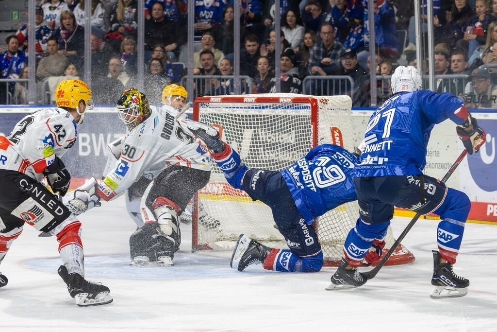 DEL, Deutsche Eishockey Liga Saison 2025/26, Playoff-Viertelfinale, Spiel 1: Adler Mannheim gegen Fischtown Pinguins Bremerhaven | DEL, Deutsche Eishockey Liga Saison 2025/26, Playoff-Viertelfinale, Spiel 1: Adler Mannheim gegen Fischtown Pinguins Bremerhaven***Luke Esposito (19) erzielt das 4:1 für die Adler - Realisiert mit Pictrs.com