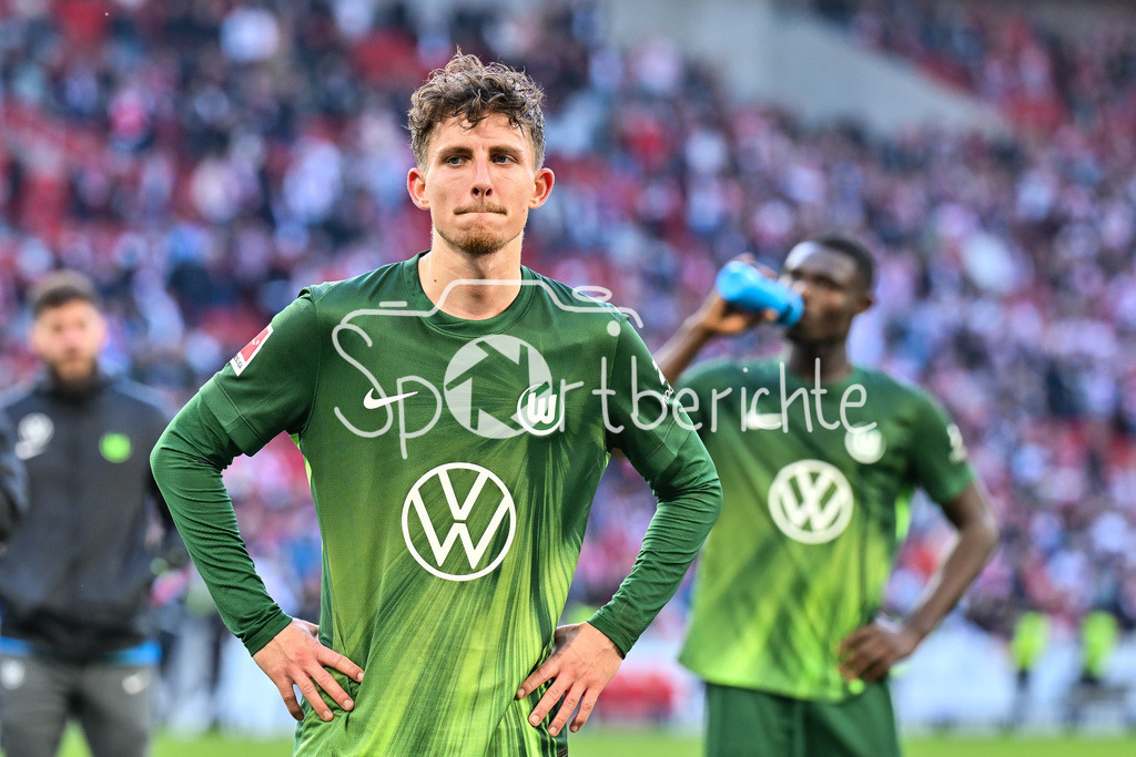 VfB Stuttgart - VfL Wolfsburg | STUTTGART, DEUTSCHLAND - 01. MÄRZ: hängende Köpfe und enttäuschte Blicke bei den Gästen nach dem Bundesligamatch zwischen dem VfB Stuttgart und dem VfL Wolfsburg am 24. Spieltag in der MHP-Arena / DFL REGULATIONS PROHIBIT ANY USE OF PHOTOGRAPHS AS IMAGE SEQUENCES AND/OR QUASI-VIDEO / Niederlage / Jesper Grange LINDSTROM (VfL Wolfsburg 19)